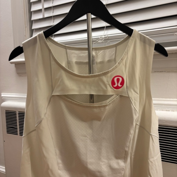 Like New Women's Lululemon Cream Colored Tank Size Medium - Picture 2 of 4